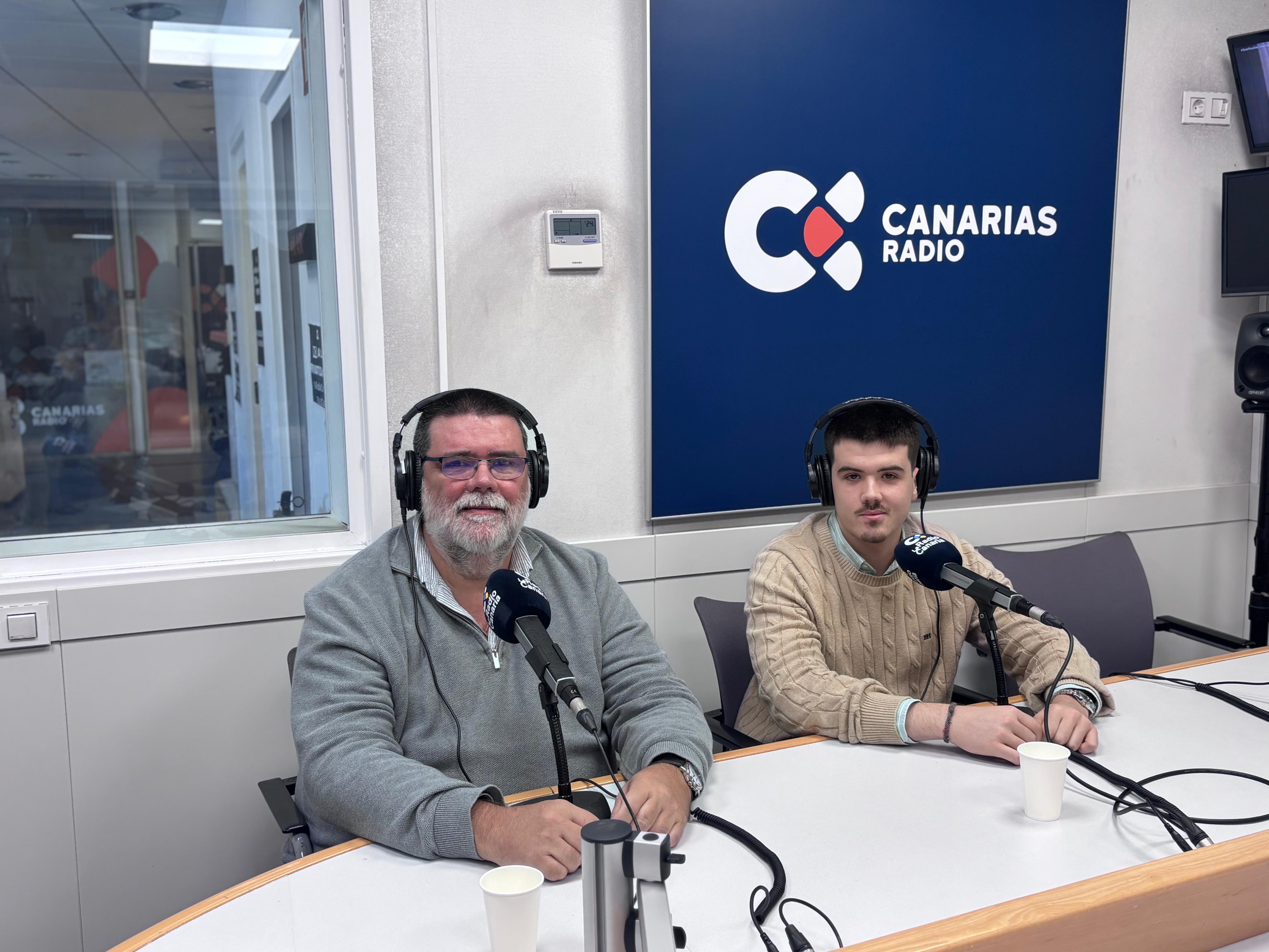 Manuel López Aragón en el estudio de Canarias Radio durante el programa Roscas y Cotufas